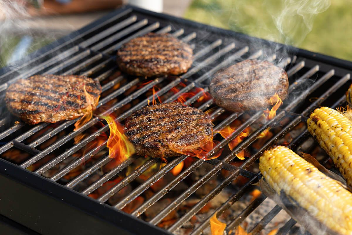 https://appetizing-cactus-7139e93734.media.strapiapp.com/summer_grilling_burgers_becbfa170b.jpg